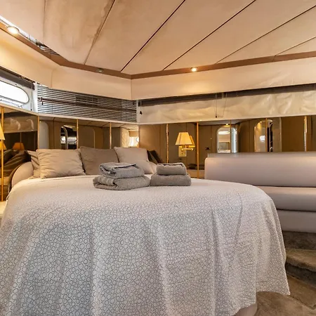 Luxurious And Cozy - Marina Hotel